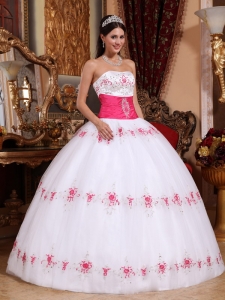 Pink and White Embroidery Dresses for Quinceanera Appliques