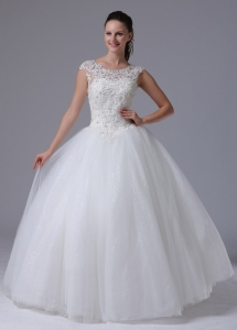 2013 A-line Scoop Wedding Dress With Appliques Decorate Bust Tulle