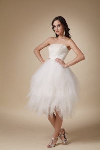 Lovely A-line Strapless Tea-length Tulle Beading Bridal Gown