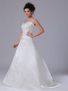 Embroidery Strapless Wedding Gown Brush / Sweep