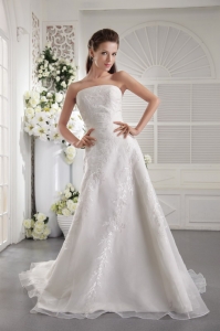 A-Line / Princess Strapless Embroidery Organza Bridal Gown