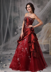 Wine Red A-Line / Princess Strapless Taffeta Appliques Prom Dress