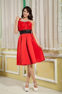 Red One Shoulder Knee-length Satin Ruch Graduation Holiday Dress