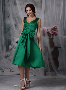 Taffeta Bridesmaid Dress Green V-neck Tea-length Bow Column