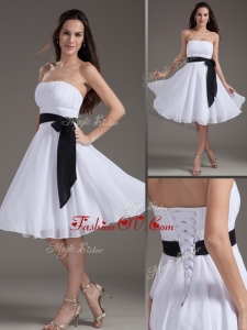 2016 Elegant Strapless Sash White Short Dama Dress for Homecoming