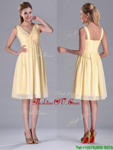 Empire Light Yellow V Neck Knee Length Short Dama Dresses for Quinceanera with Ruching