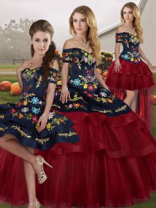 Off The Shoulder Sleeveless Brush Train Lace Up Vestidos de Quinceanera Wine Red Tulle