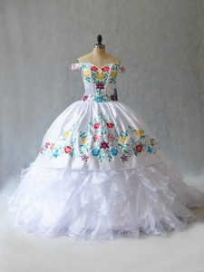 Customized White Ball Gowns Off The Shoulder Sleeveless Organza Floor Length Lace Up Embroidery Quinceanera Gown