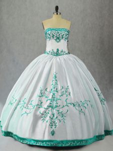 Dramatic Embroidery Vestidos de Quinceanera White Lace Up Sleeveless Floor Length
