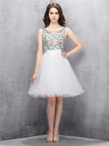 Scoop Sleeveless Tulle Knee Length Zipper Homecoming Dress in White with Beading and Embroidery