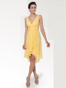 Decent Yellow Empire Chiffon V-neck Sleeveless Ruching Knee Length Zipper Homecoming Dress Online