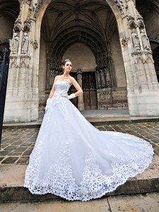 White A-line Sweetheart Sleeveless Tulle With Train Chapel Train Lace Up Beading and Appliques Wedding Dresses